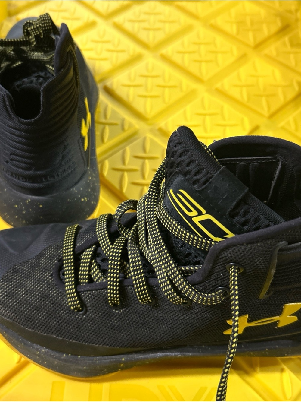 Under Armour Steph Curry Wardell SC Size 4Y Black/Yellow